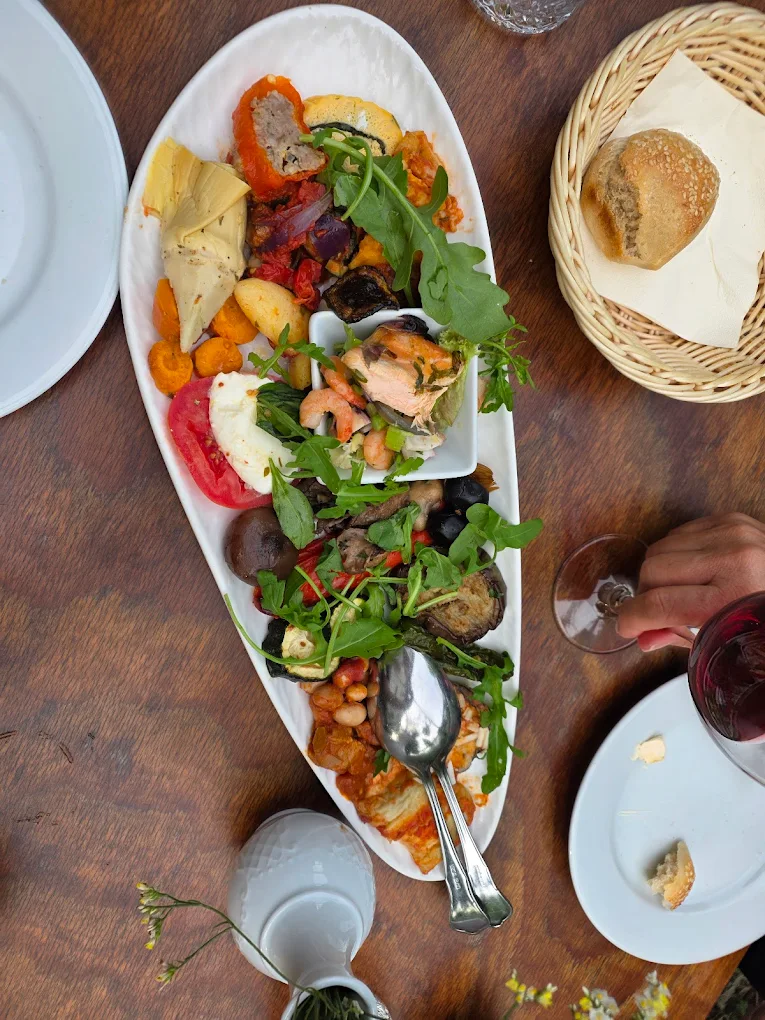 Hausgemachte italienische Vorspeisen-Variation - Antipasto Misto della Casa