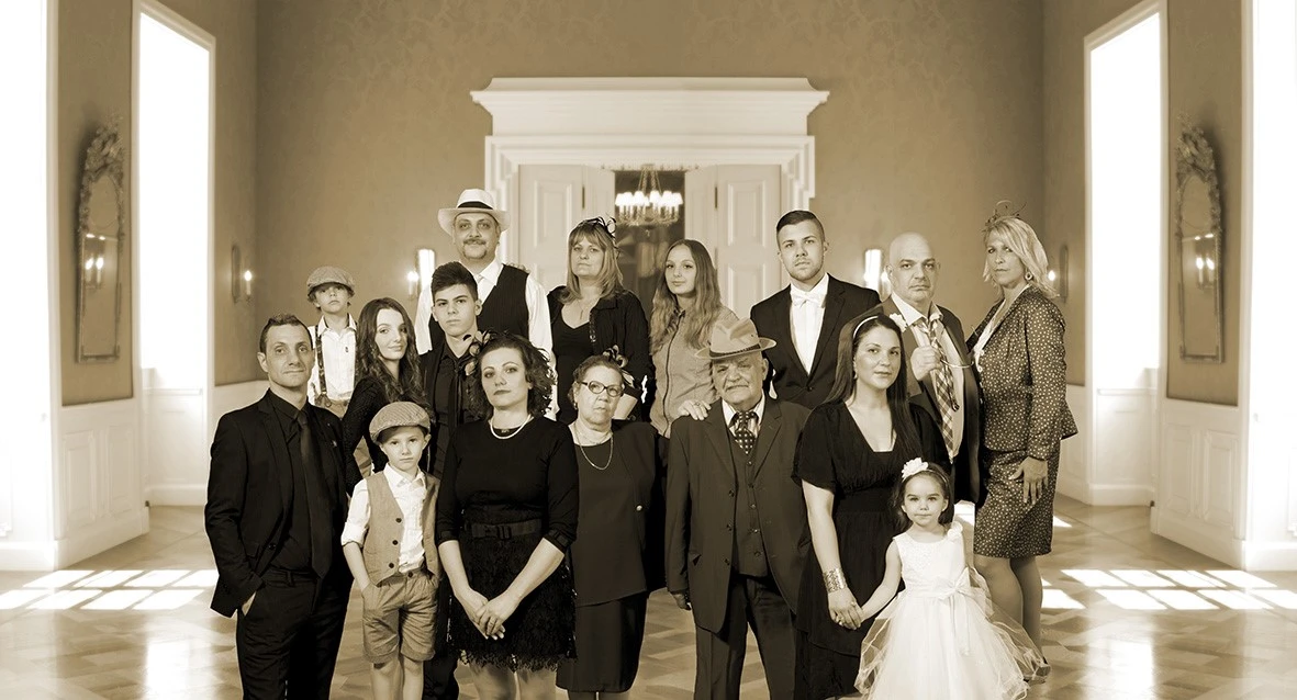 Familie Di Dino vor dem Mama Mia Ristorante - Tradition seit 1988