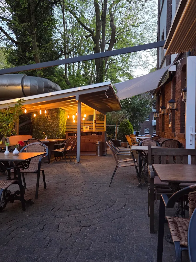 Stimmungsvolle Terrasse bei Dämmerung