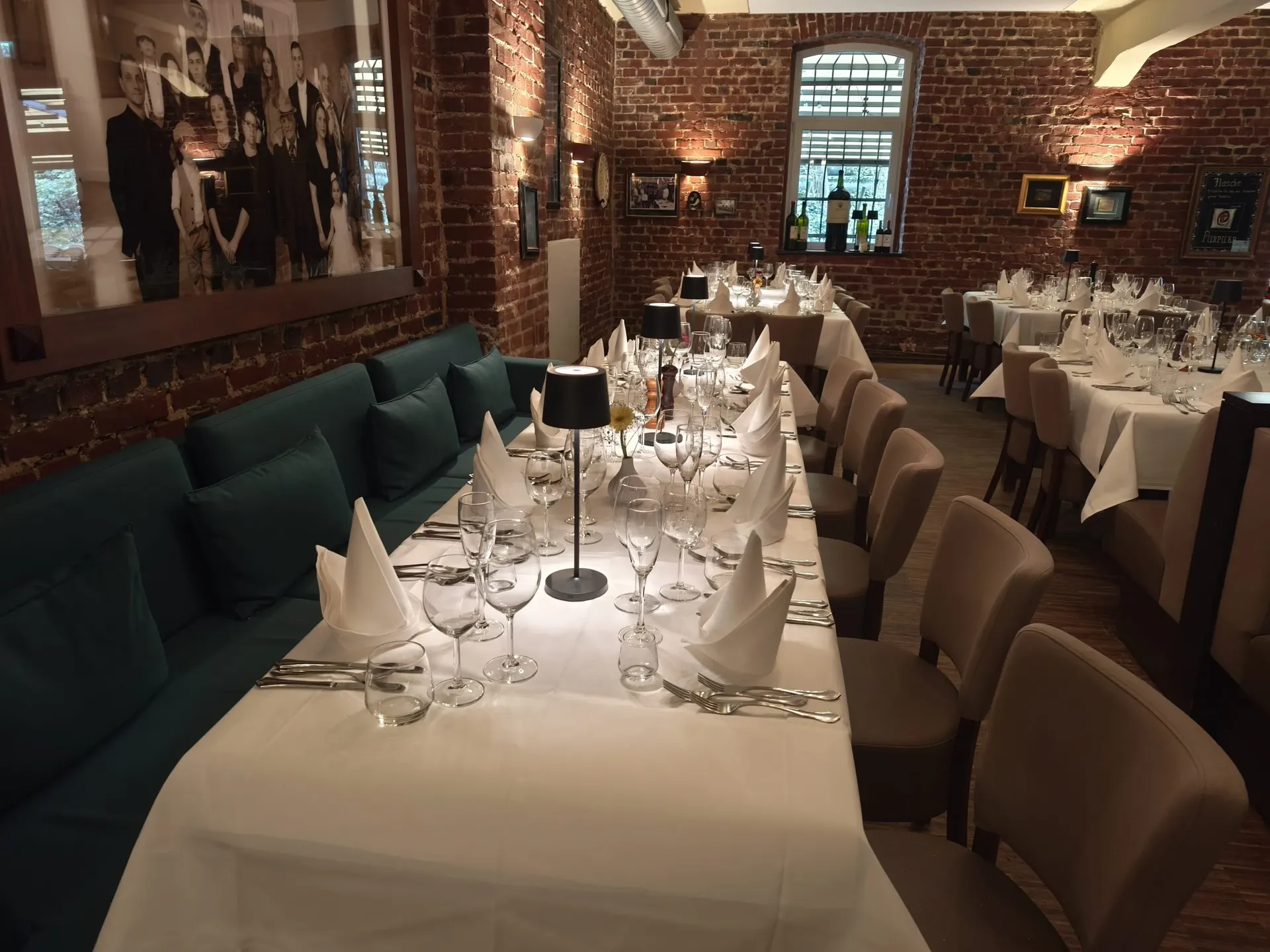Mama Mia Saal festlich eingedeckt für den Weinabend