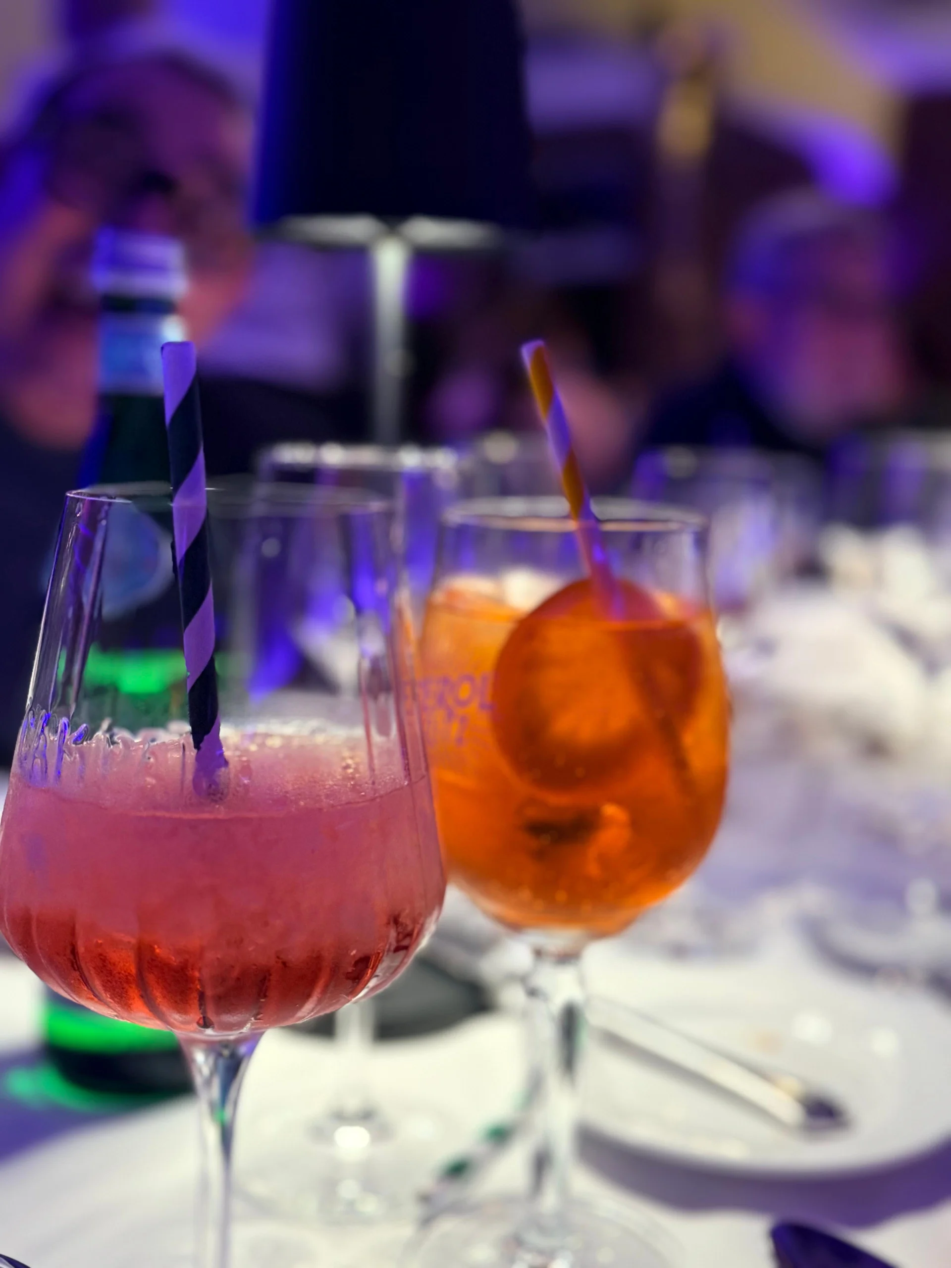 Frisch zubereiteter Aperol Spritz und Cocktails an der Mama Mia Bar