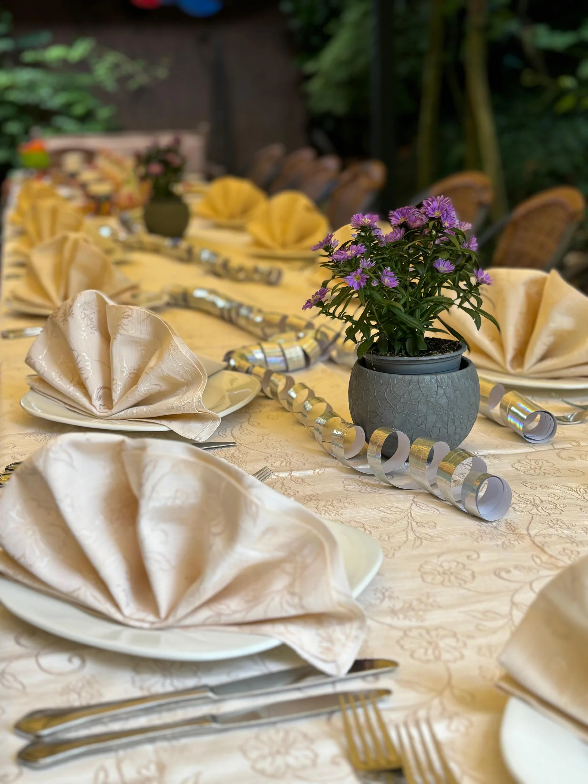 Festlich gedeckte Tafel mit Blumen im Mama Mia