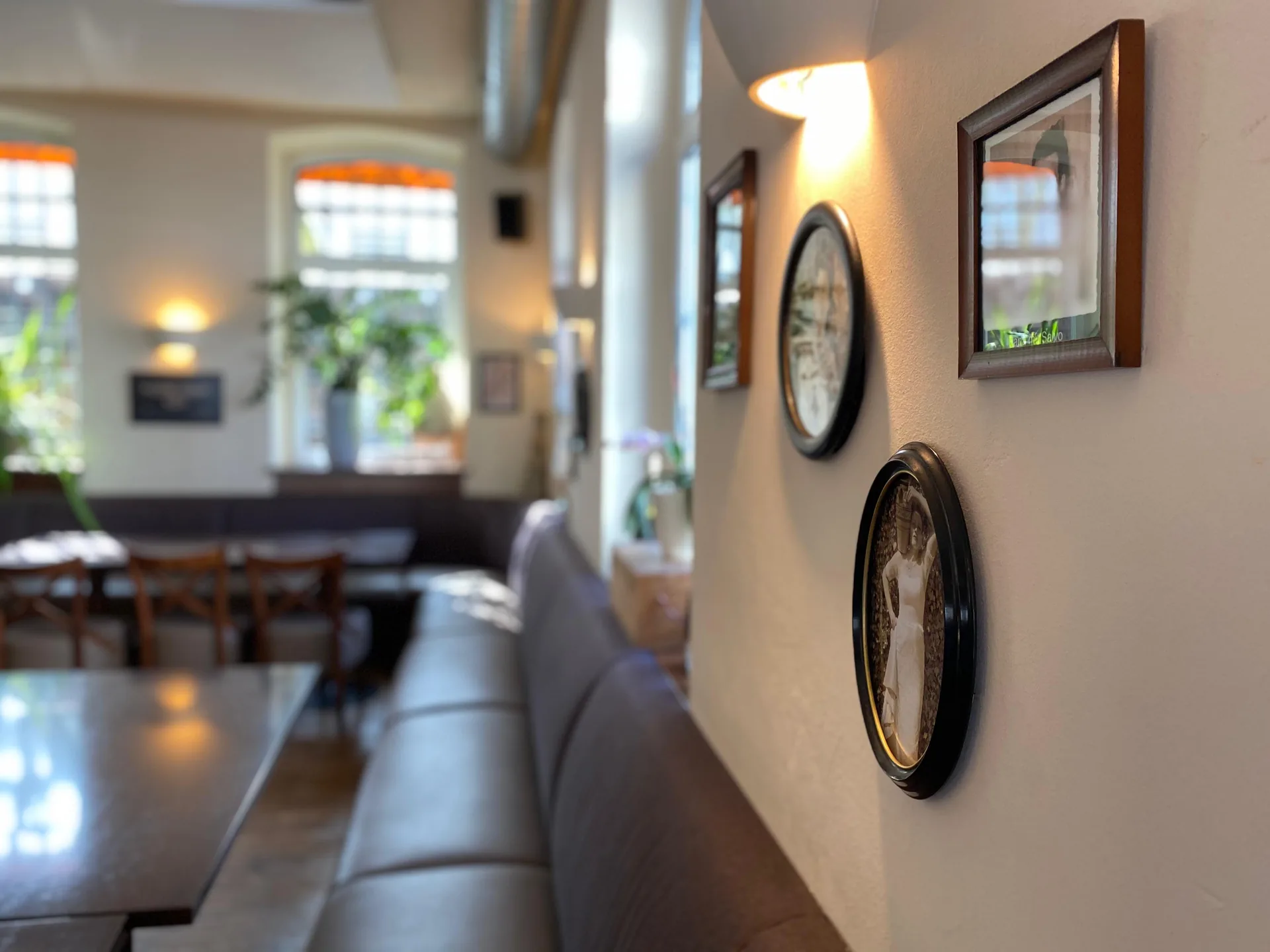 Sitzbank und Bilderwand im Ristorante Mama Mia